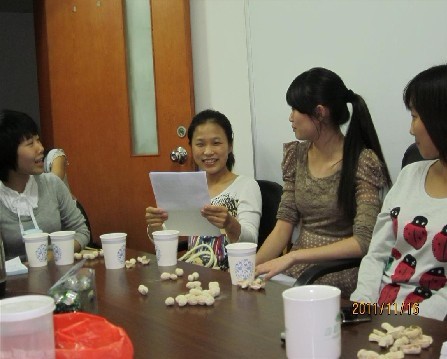 王冰娜同学在微笑着谈自己的感想